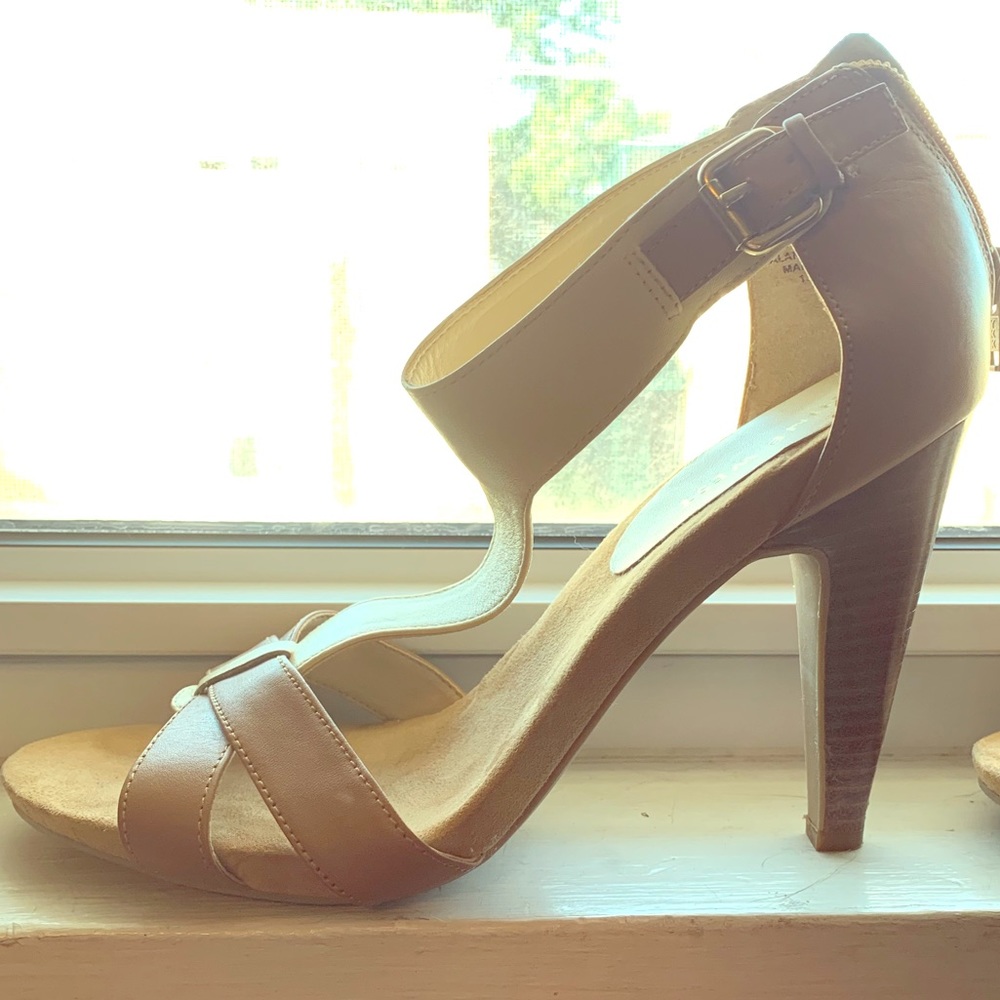 Nine West sz 9 wood heel strap cross cross sandal